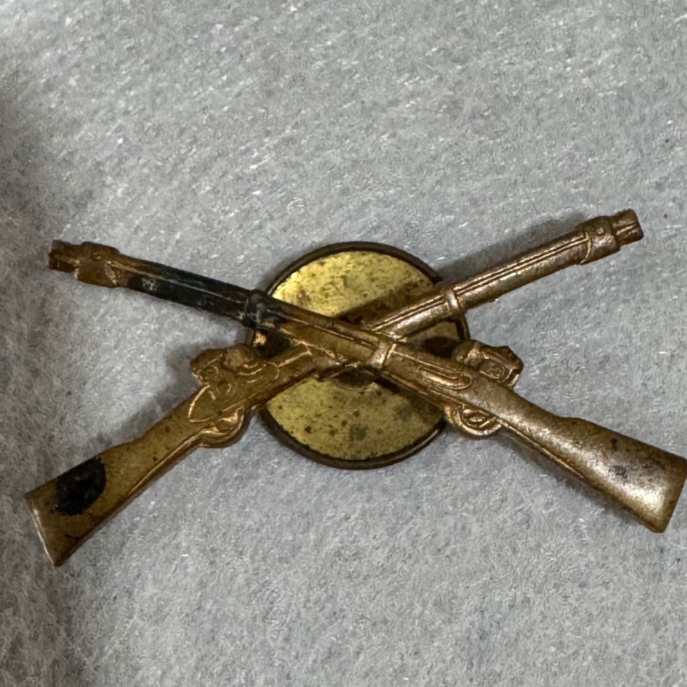 WWll Infantry Lapel Pin Men Gold Tone Crossed Muskets Military Insignia